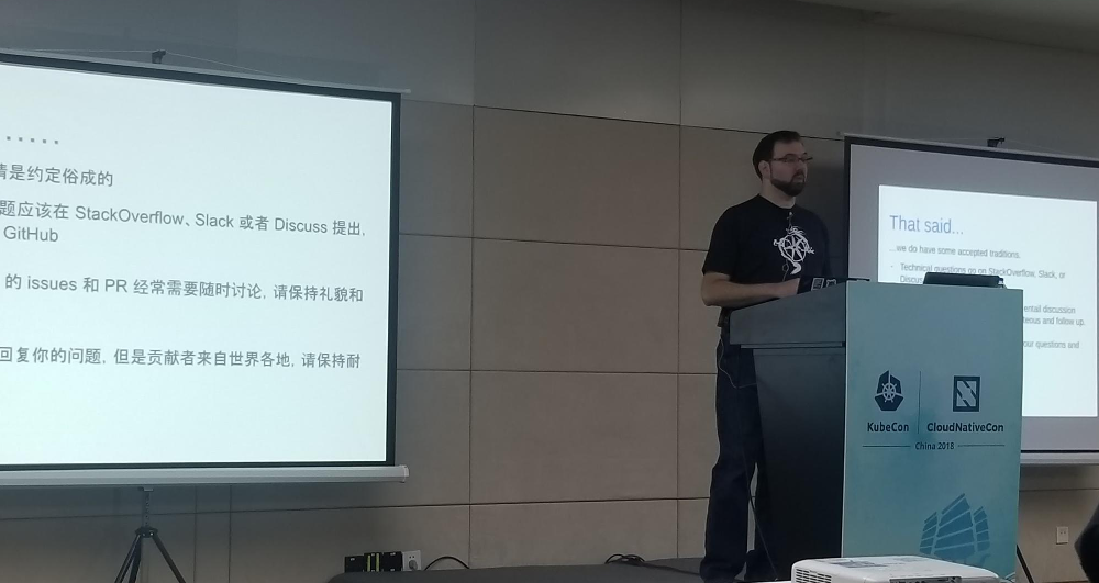 Noah Abrahams 讲解 Kubernetes 沟通渠道。摄影：Jerry Zhang